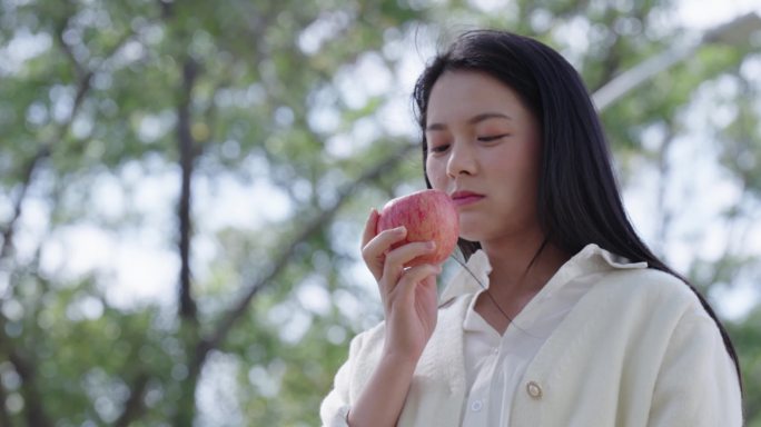 吃苹果的女孩子