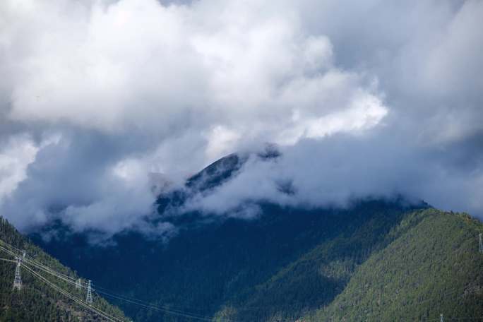 云雾笼罩山云开雾散露出山