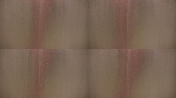 水滴落在浴帘上