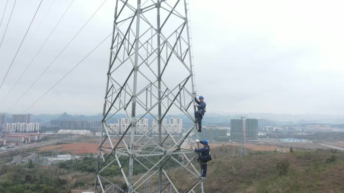 航拍电力工人爬电网电塔