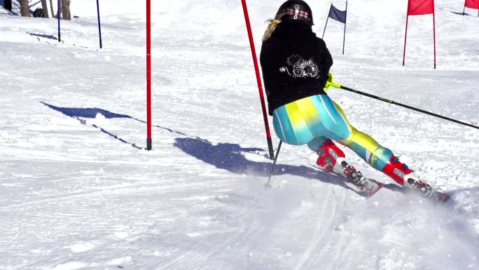 在滑雪的女人滑雪户外运动冬奥会
