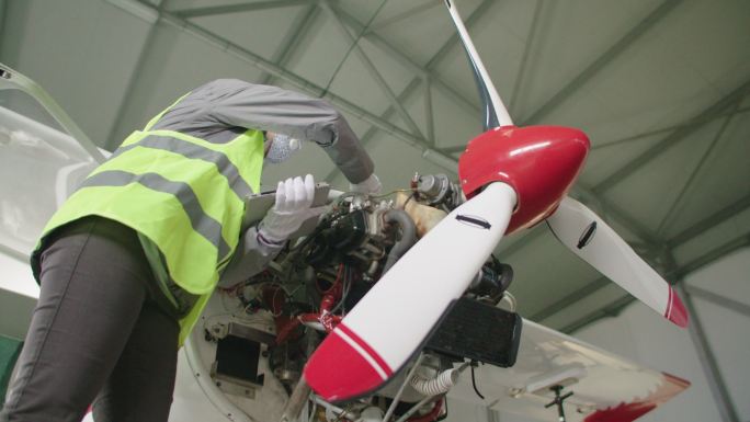 飞机工程师在飞机库检查飞机发动机