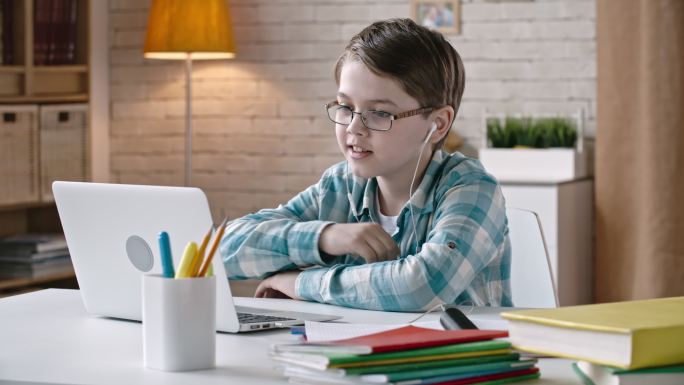 视频通话的男生在家上网课的小男孩远程教学