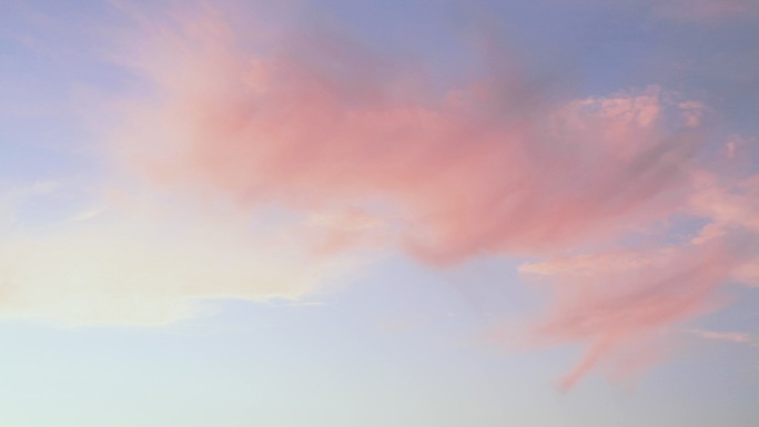 日落时美丽的粉红色云彩