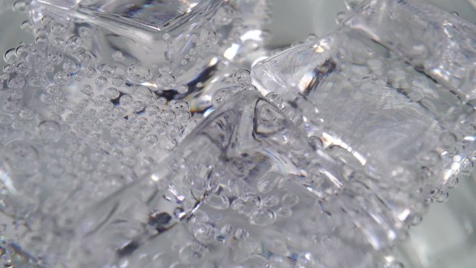 冰块在一杯干净的矿物起泡水中旋转