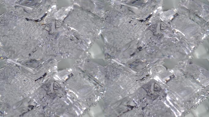 冰块在一杯干净的矿物起泡水中旋转