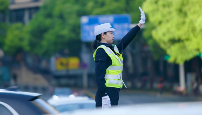 交警女交警十字路口指挥交通文明城市红绿灯