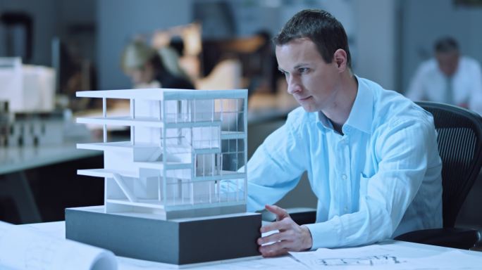 建筑师检查建筑模型