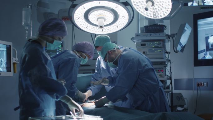 医疗队在现代化手术室进行外科手术