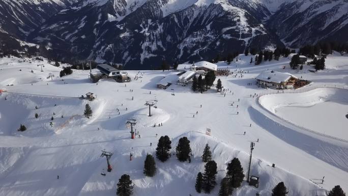 滑雪坡上的滑雪者旅游滑雪坡山峰
