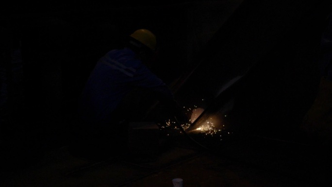 工人黑夜里焊接钢材