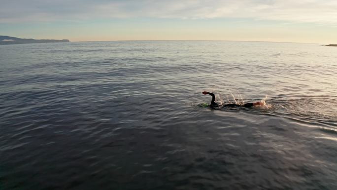 女运动员在地中海自由泳