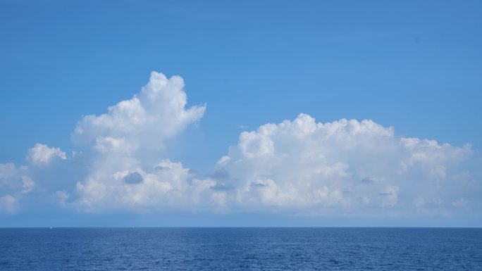 蓝天白云 蓝色大海唯美的海面