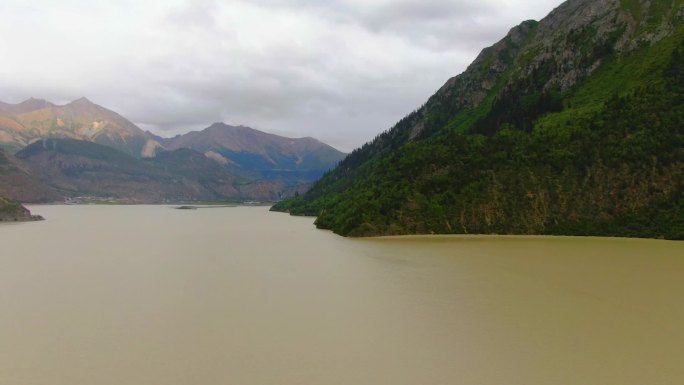 西藏河流尼洋河水域