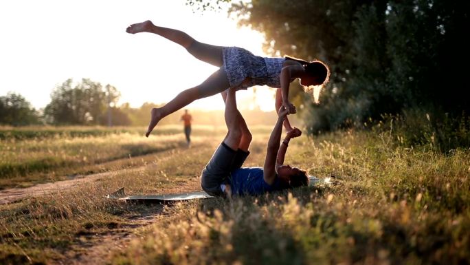 夫妇在大自然中做瑜伽