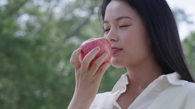 吃苹果的女孩