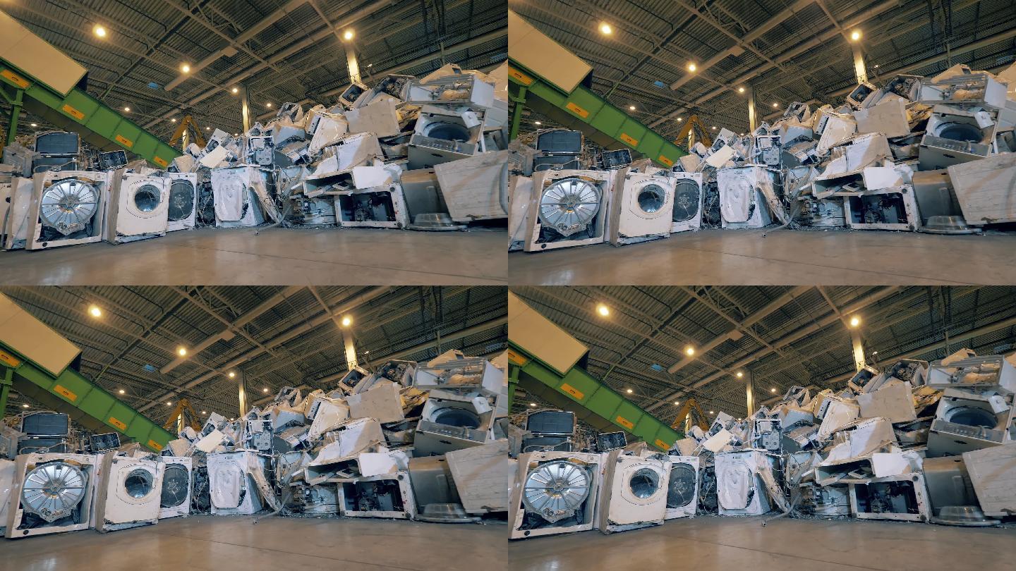 垃圾填埋场的一堆旧洗衣机。