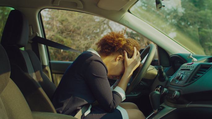 头痛的女人心脏病突发疾病安全行驶