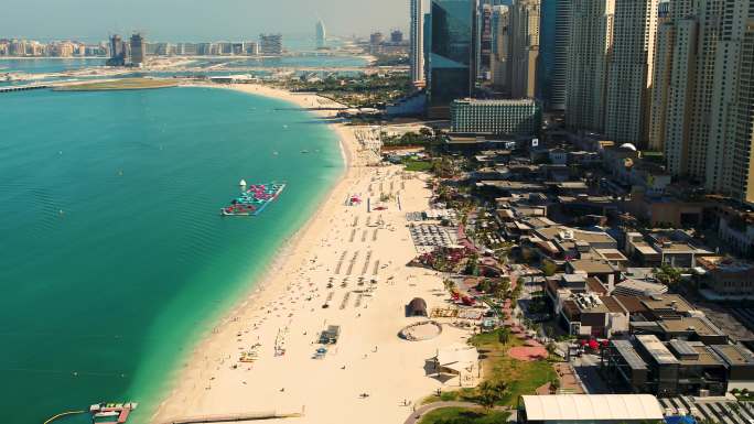 阿联酋迪拜豪华海滩棕榈树鸟瞰图。