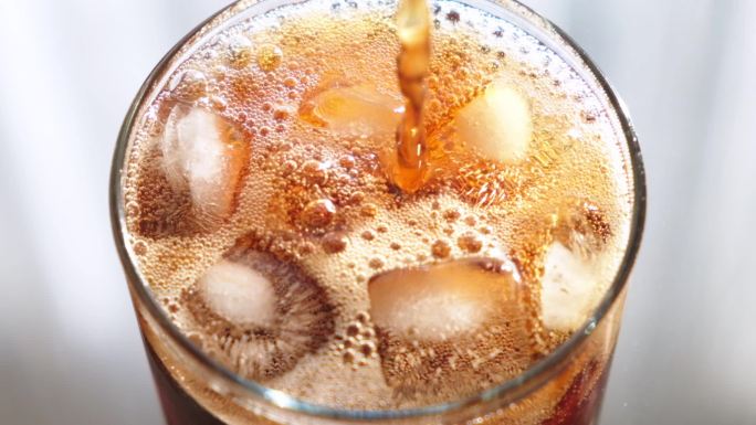 一个装满可乐的冰杯子。