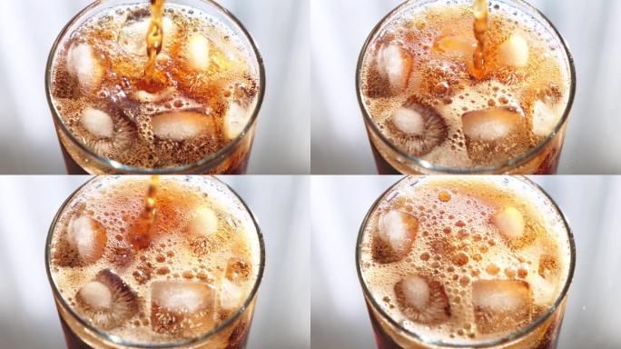 一个装满可乐的冰杯子。