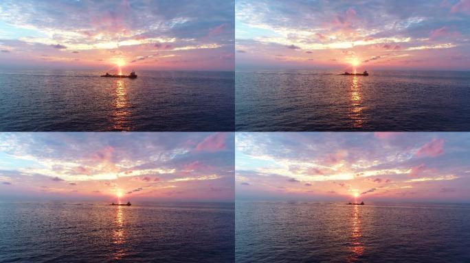 清晨夕阳下大海上航行的货船唯美的海面