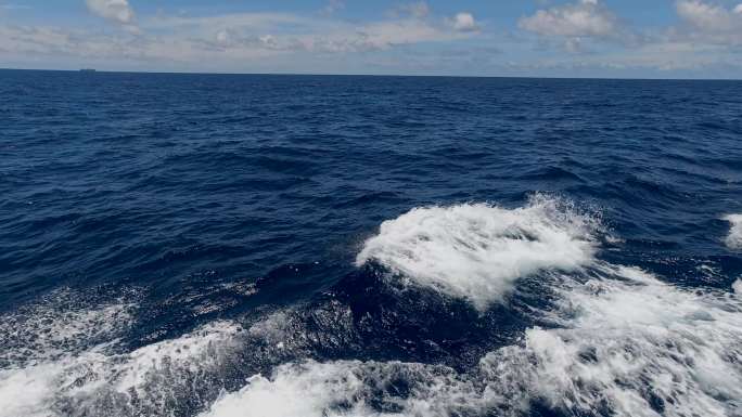 大海浪花海水航行中