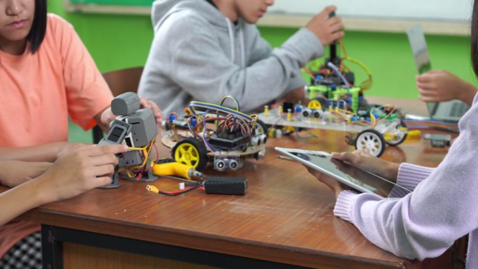 中学科技课堂：老师向孩子们讲解如何操作机器人程序