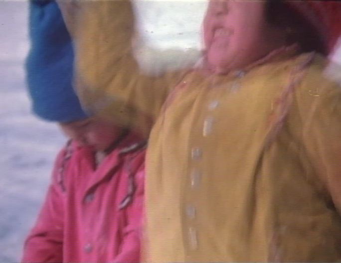 70年代80年代小朋友打雪仗滑冰爬山游戏