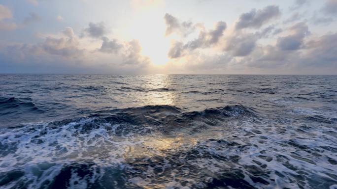 大海浪花逆光夕阳日出