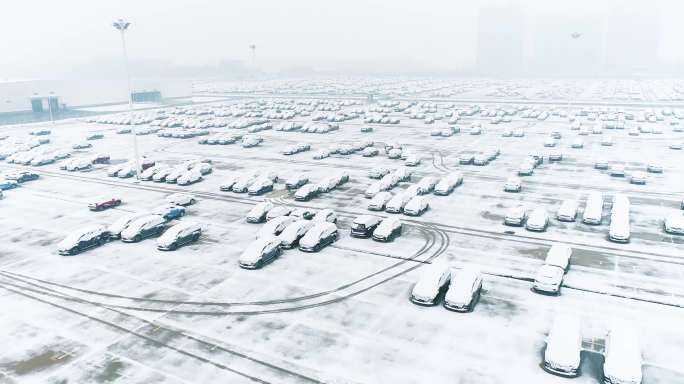 下雪车流停车场航拍