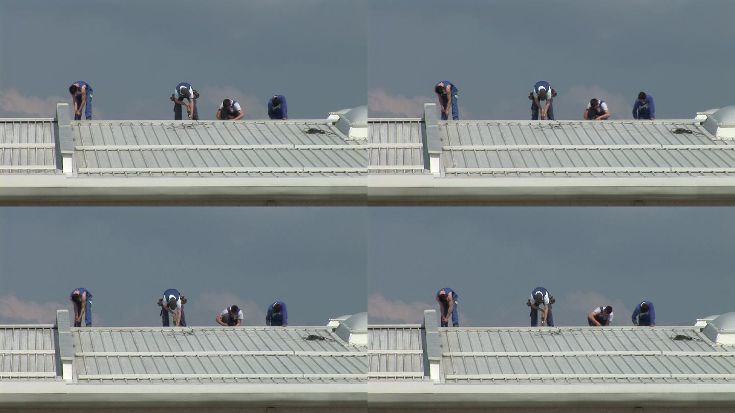 在屋顶上工作的人。