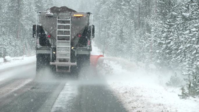 扫雪机在清理道路大雪节气雪山护卫队大寒