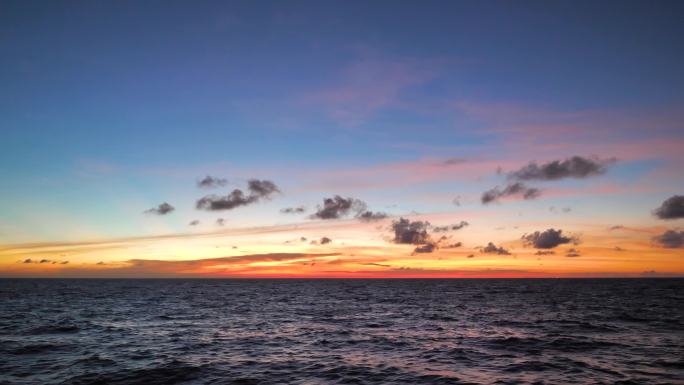 大海夕阳晚霞日落唯美的海面