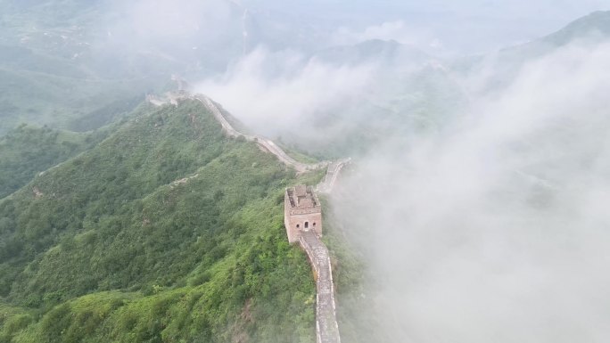 俯拍云雾翻涌的长城中国古建筑日出长城