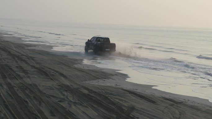 航拍皮卡汽车海边沙滩冲浪