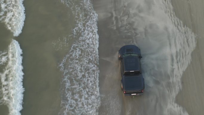 航拍皮卡汽车海边沙滩冲浪