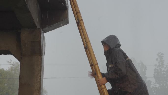 水利人员雨中抢修