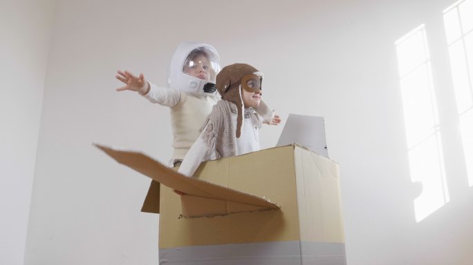 卧室里的孩子装扮成飞行员和宇航员