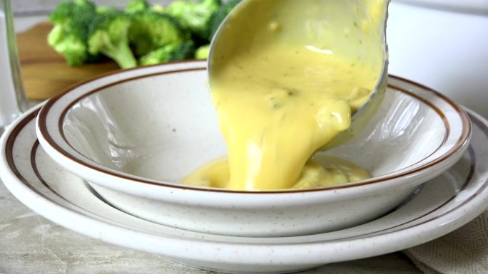提供奶油西兰花奶酪汤慢动作
