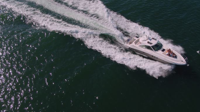 游艇在海洋中航行的无人机镜头