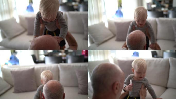 爷爷和孙子在家玩婴儿亲子互动陪伴家庭温馨