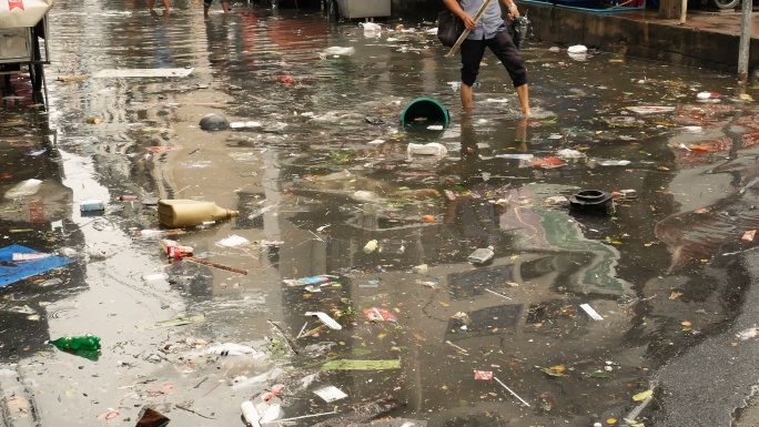 泰国曼谷洪水中的垃圾