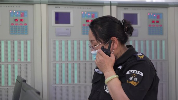 保安在监控室工作
