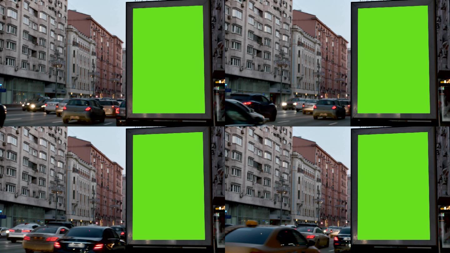 傍晚带有绿色大屏幕的橱窗。