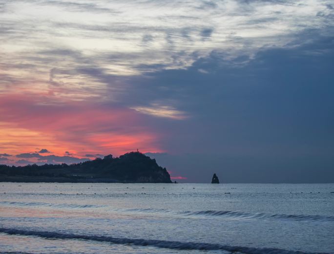 青岛石老人海水浴场的朝霞