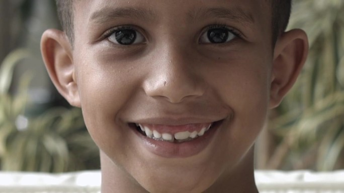 一个孩子在家微笑的画像
