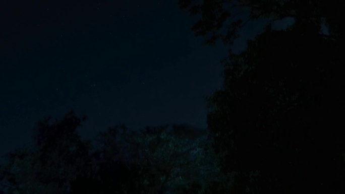 夜色朦胧月光照在房顶视频