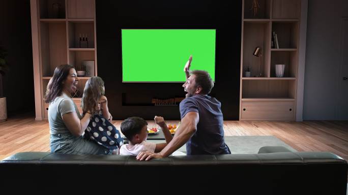 绿色屏幕的电视欢呼庆祝电视绿幕看球赛