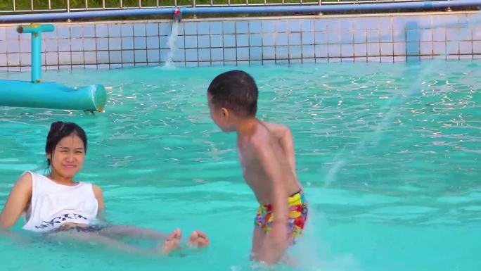 大人小孩水上乐园玩水游泳戏水